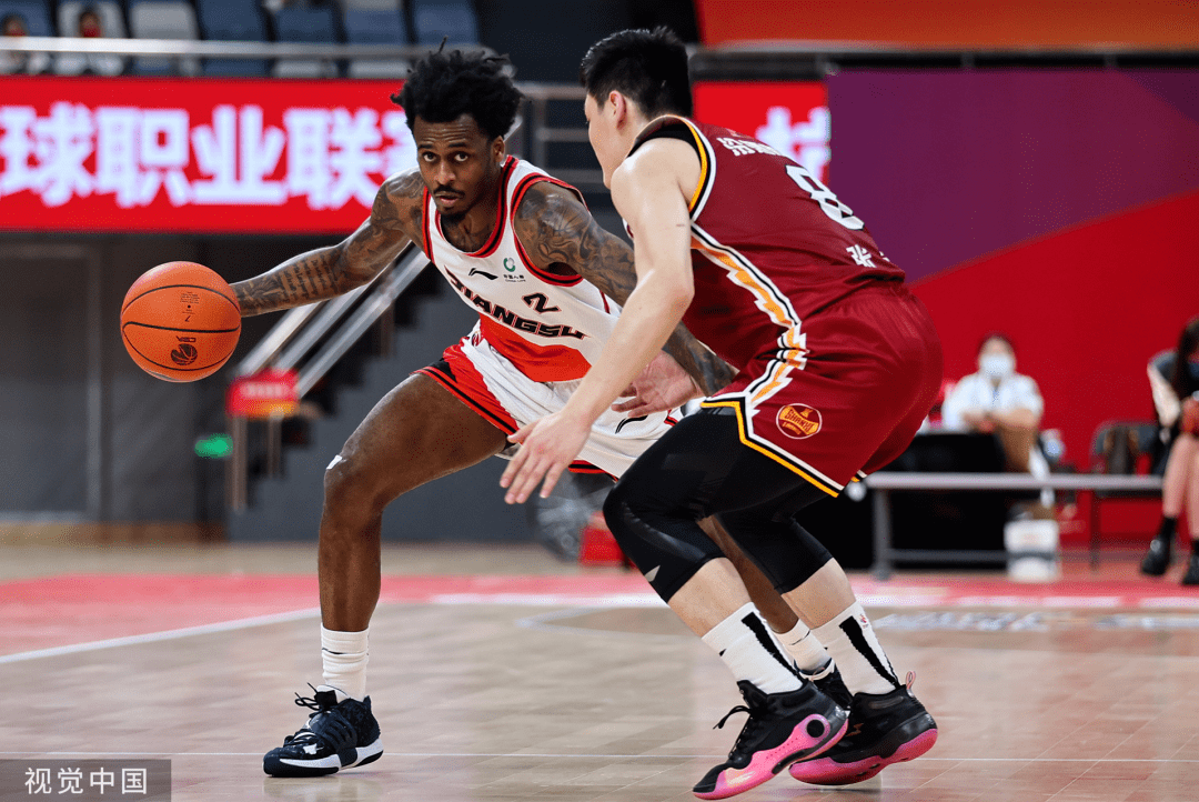 瓦伦西亚训练开放日，转会期手感冰凉引欢呼，CBA常规赛在即，更衣室氛围转暖的简单介绍