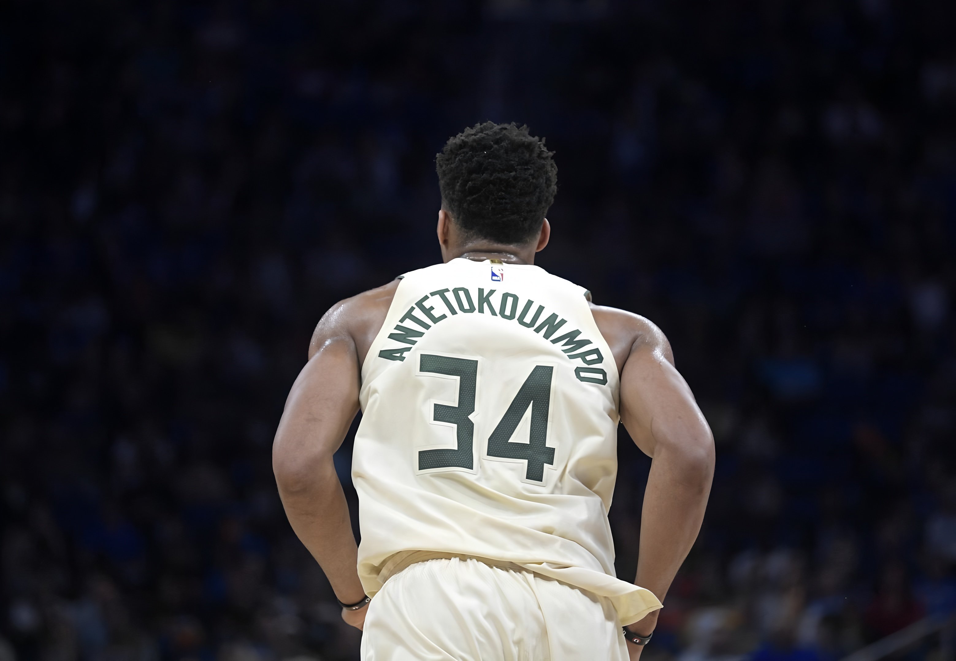 英雄联盟S15-转折点密尔沃基雄鹿调整名单；欧冠转会期攻防权衡；赛场秩序良好；年轻球员得到机会的简单介绍